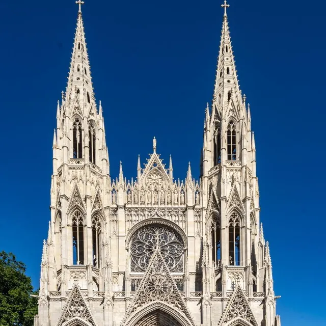 photo l’abbatiale saint-ouen s’élève à 80 mètres de hauteur.  ©  © b.eliot