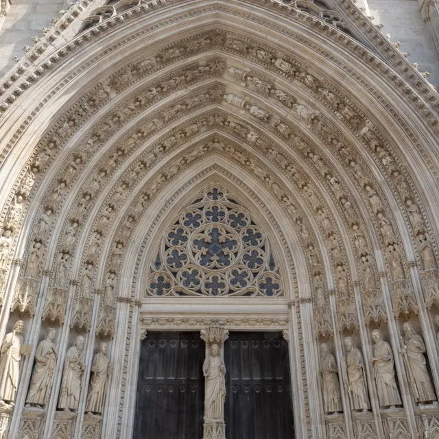 photo les détails du portail de l’église abbatiale.  ©  © b.eliot