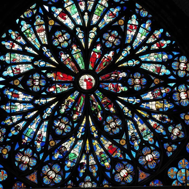 photo le vitrail de la rose a fait l’objet de rénovations.  ©  © b.eliot