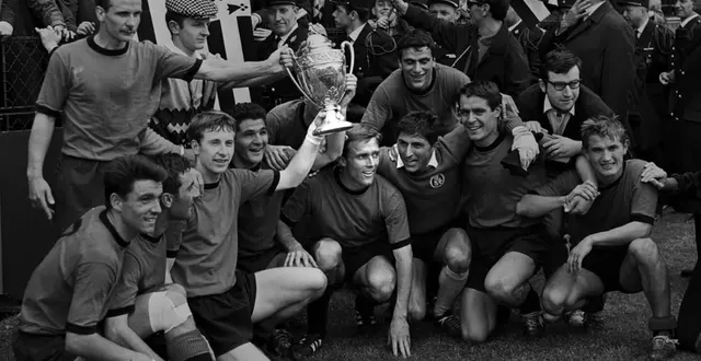 photo  marcel loncle (au centre, sous la coupe de france) fait partie de l’histoire du stade rennais.  &copy;  stade rennais fc 