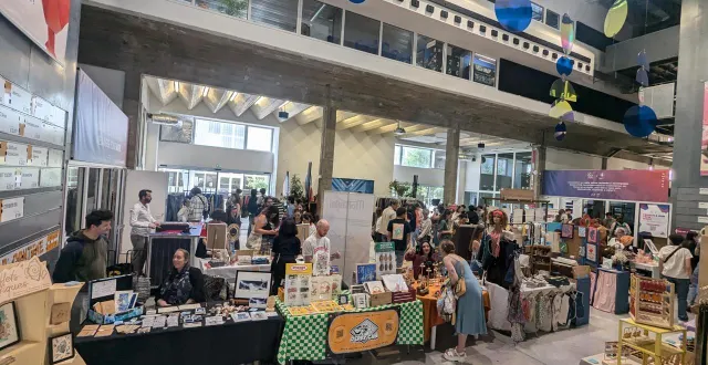 photo  la friperie itinérante piou piou est notamment passée par nantes, ici à la cantine numérique les 15 et 16 novembre 2025.  &copy;  photo fournie par piou piou 