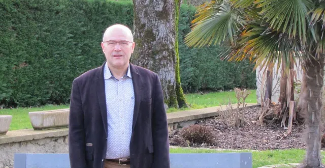 photo  le maire de villaines-sous-malicorne, laurent hubert, est candidat à sa réélection pour les élections municipales des 15 et 22 mars 2026.  &copy;  ouest-france 