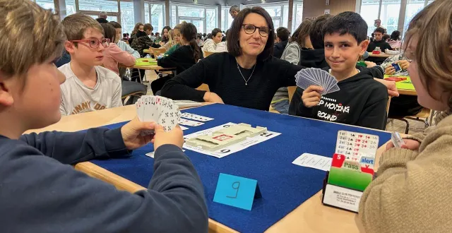 photo  concentration sous le regard de géraldine gadé, professeur de maths au collège mendès-france de parthenay et passionnée de bridge.  &copy;  co 