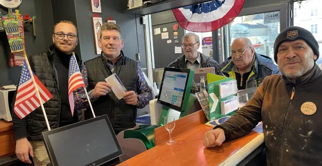 photo  marius meslin et son patron nicolas meslin discutent du prix d’amérique 2026 avec serge, raymond et elvis, quelques clients fidèles du café du centre à carentan-les-marais (manche)  &copy;  ouest-france 