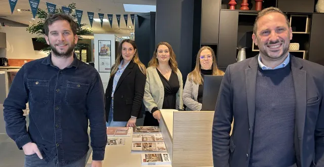 photo  angers, le 22 janvier 2026. romain hache, le nouveau gérant franchisé du magasin cuisine plus à angers (à droite), avec le responsable jérémy le mestric et une partie de l’équipe angevine.  &copy;  co - franck de brito 