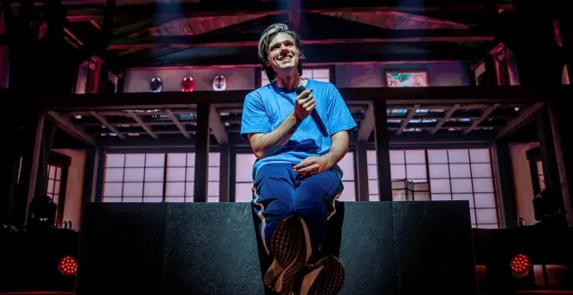 photo  « que penser de cette débauche de carbone ? » ici, orelsan lors du premier concert de sa tournée 2026, le 16 janvier à caen (calvados).  &copy;  martin roche / ouest-france 