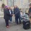 photo  les opposants ont remis en récompense au maire de candé un faux lingot d’or, samedi 17 janvier 2026. 