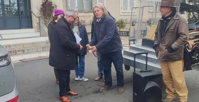photo  les opposants ont remis en récompense au maire de candé un faux lingot d’or, samedi 17 janvier 2026.  &copy;  ouest-france 