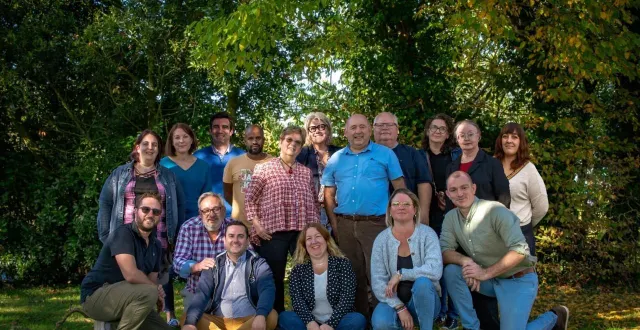 photo  accroupis de gauche à droite : ken hébert, emmanuel bost, bertrand vivier, jessica oger, natacha saulou, fabien chevreux. debout : nathalie esnault, virginie hubert, armand lefeuvre, mohamed natalis, véronique pineau, serge moreau, alain lebel, nadia mecek, catherine pouthier, chloé zanolino.  &copy;  chemiré notre territoire, notre avenir 