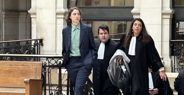 photo  adèle haenel à son arrivée au palais de justice de paris, avec ses deux avocats.  &copy;  ouest-france 