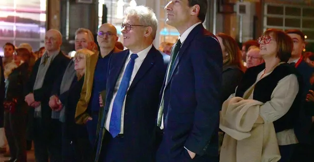 photo  niort, jeudi 22 janvier 2026. côte à côte, édouard hénaut, directeur général de transdev france, et jérôme baloge, président de l’agglo du niortais, dans l’atelier de réparation des bus tanlib, théâtre de la cérémonie des vœux de l’agglo du niortais.  &copy;  co - marie delage 