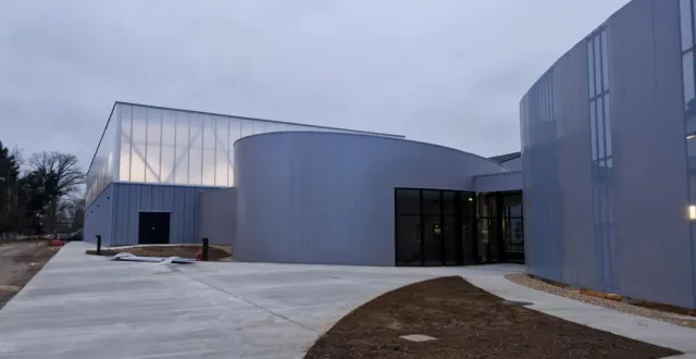 photo  le nouveau pôle, dont l’architecture contemporaine est visible depuis la route, contribue à moderniser l’image de savigné-l’évêque.  &copy;  ouest-france 