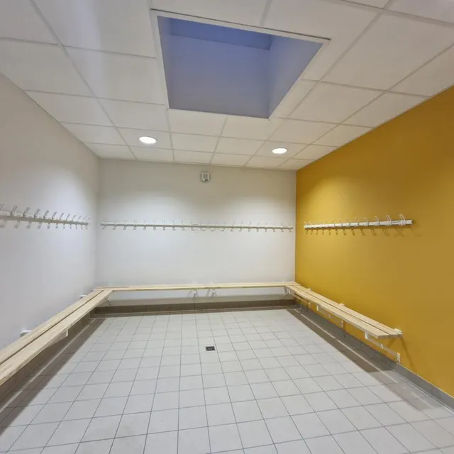 photo nouveaux vestiaires aux couleurs différenciées, pensés pour faciliter la circulation et améliorer l’organisation lors des rencontres sportives.  ©  ouest-france