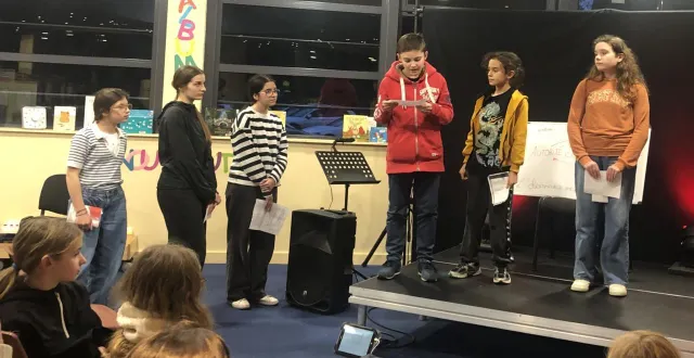 photo  le cours théâtre, ça commence toujours par un texte ! les élèves du cours de victoria paulet, de la mjc.  &copy;  ouest-france 