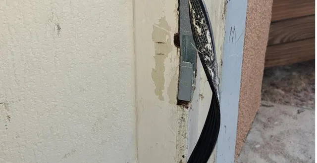 photo  état du joint de la porte d’entrée d’un logement sarthe habitat.  &copy;  le maine libre 