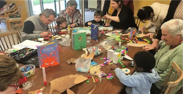 photo  les aînés de la résidence le soleil ont aidé les petits de la grande crèche à découper, coller, plier des éléments de décoration.  &copy;  le maine libre 