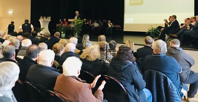 photo  le maire michel lalande a présenté ses vœux à la salle de l’envol.  &copy;  le maine libre 