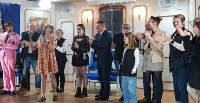 photo  la troupe salue le public après la première.  &copy;  le maine libre 