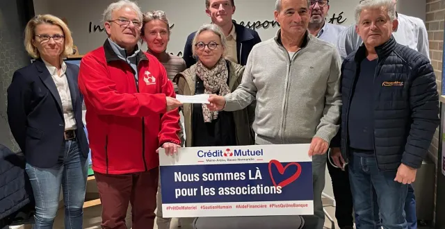 photo  tous les partenaires étaient réunis autour d’alain lemée (à gauche) et de bernard lebaupin pour la remise du chèque de 678 €.  &copy;  ouest-france 