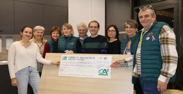 photo  sarah gassin remet le montant de la cagnotte à serge boucher, bénévole au sein de l’aasm.  &copy;  ouest-france. 