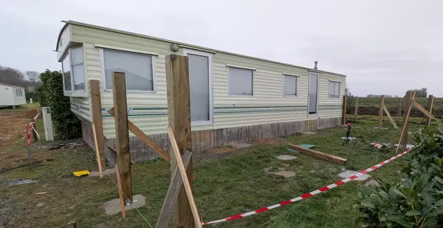 photo  une terrasse bois fait maison pour les mobile homes du camping.  &copy;  ouest-france 