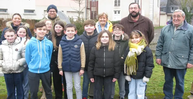 photo  les scolaires devant la stèle.  &copy;  ouest-france 