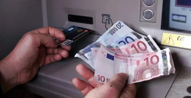 photo  l’arnaqueur récupérait les cartes bancaires des victimes.  &copy;  illustration archives ouest france 