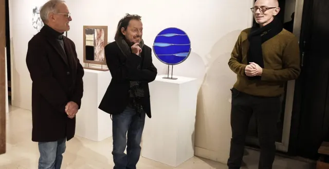 photo  stéphane arrondeau, au centre, lors du vernissage de « lumière, matière et transparence ».  &copy;  ouest-france 