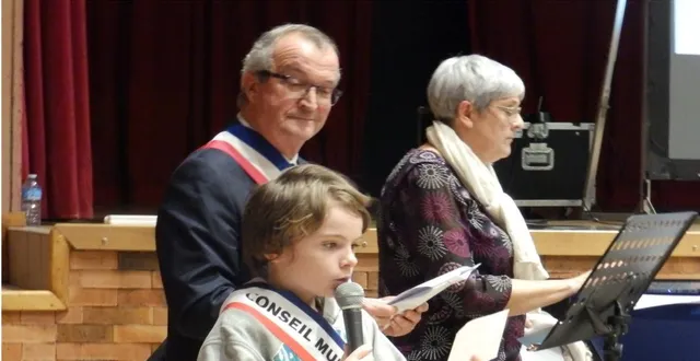 photo  pascal crossouard s’est adjugé le concours du conseil municipal junior pour son ultime cérémonie des vœux.  &copy;  co 
