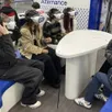 photo  des étudiants de la mfr le cèdre, dans l’orientibus, à la découverte de multiples formations grâce à un casque de réalité virtuelle. 