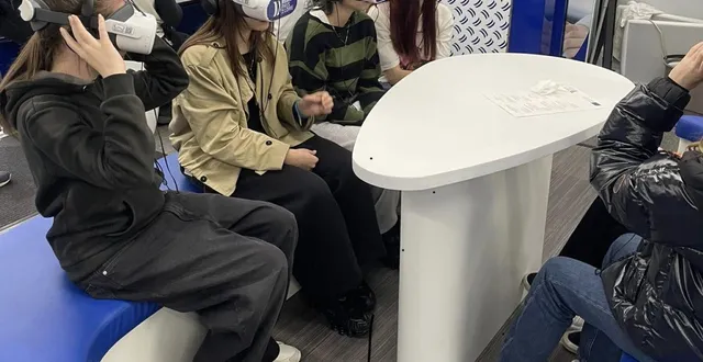 photo  des étudiants de la mfr le cèdre, dans l’orientibus, à la découverte de multiples formations grâce à un casque de réalité virtuelle.  &copy;  co. 