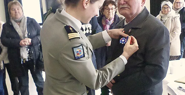 photo  un moment fort en émotion pour guy even, très honoré par cette distinction.  &copy;  ouest-france 