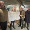 photo  le président demazières (à gauche) de l’association des bateliers des ponts reçoit l’aide de la fondation du patrimoine pour financer la construction d’une toue sablière. 