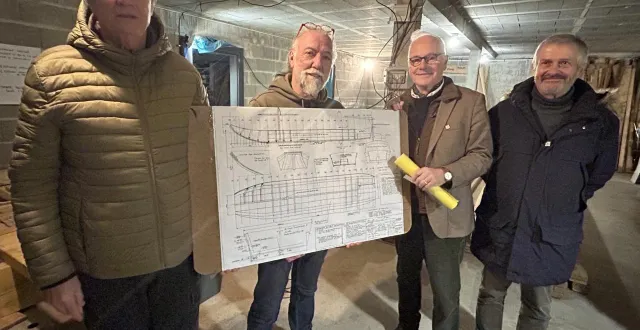 photo  le président demazières (à gauche) de l’association des bateliers des ponts reçoit l’aide de la fondation du patrimoine pour financer la construction d’une toue sablière.  &copy;  co – emmanuel poiupard 