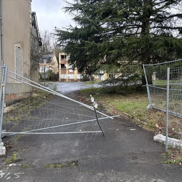 photo les barrières, censées interdire l’accès de la friche, avenue bollée au mans (sarthe), sont éventrées.  ©  ouest-france