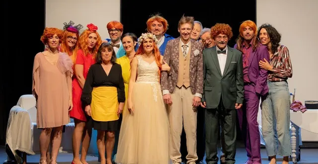 photo  la troupe au complet avec henri pastureau (troisième à droite), costume vert et perruque rousse, avec un faux air de nelson monfort.  &copy;  document remis - florian reffay 