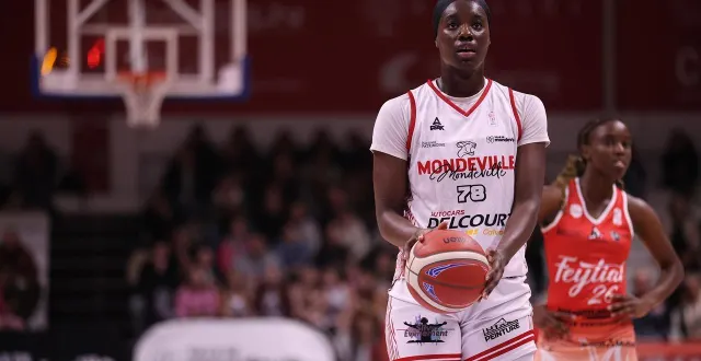 photo  hatoumata diakité rayonne dans la raquette.  &copy;  archives marc olejnik 