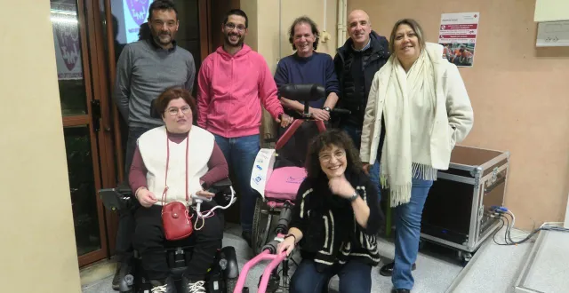 photo  autour de camille, l’égérie de l’association, erwan le marec, gilles derroisné, david ferraz, jonathan brunet, berny rungi, sylvie derroisné (assise).  &copy;  ouest-france 