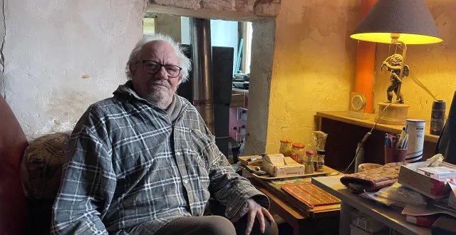 photo  alain vanderhoeven, 74 ans, vit dans un logement déclaré insalubre depuis avril 2024, au bord d’une route départementale, à drubec, entre pont-l’évêque et dozulé.  &copy;  ouest-france 