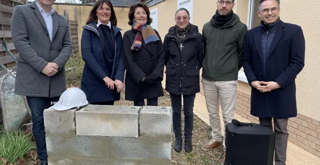 photo  le pdg de posson packaging, sylvie casenave-péré, s’est entouré, à l’occasion de la pose de la première pierre, de son directeur général délégué laurent dumont (à gauche), de virginie bruant (technico-commerciale et pilote du projet, à gauche), d’élus du cse nathalie legendre et robin guerineau (à droite), ainsi que du maire de sablé, nicolas leudière (tout à droite). ?  &copy;  le maine libre 