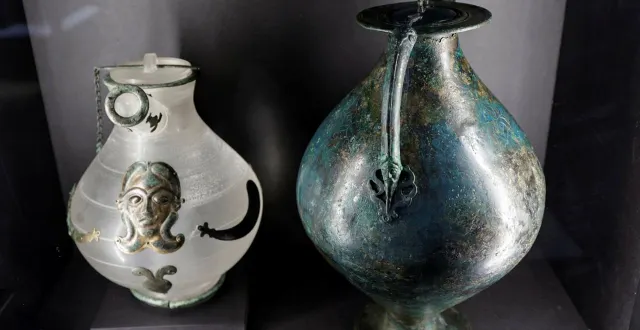 photo  les 80 objets datent d’environ 450 avant notre ère.  &copy;  afp 