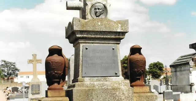 photo  pendant plus d’un siècle, cimetière de la croix-de-bault, à cholet (maine-et-loire), le visage du jeune poète aimé adolphe marie grenouilleau s’est affiché sur la tombe familiale, avant que le monument ne soit démonté, le 29 mai 2025, faute de descendants pour l’entretenir.  &copy;  lionel audio 