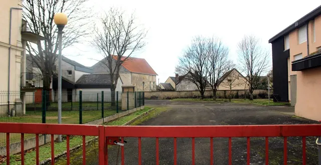 photo  un projet est prévu pour optimiser les surfaces de stationnement autour de l’ancienne gendarmerie de mayet.  &copy;  le maine libre 