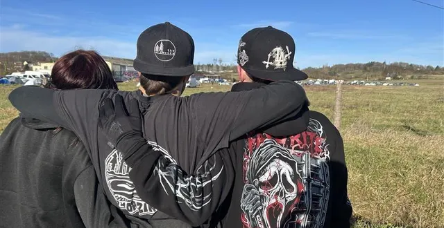 photo  lisa, matteo et mathys sont venus du loir-et-cher pour participer à cette free party au mans.  &copy;  le maine libre 