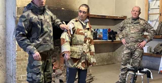 photo  l’adjudant prioul et le lieutenant-colonel gadek encadrent cette journée auprès des étudiants de l’ispa d’alençon.  &copy;  ouest-france 