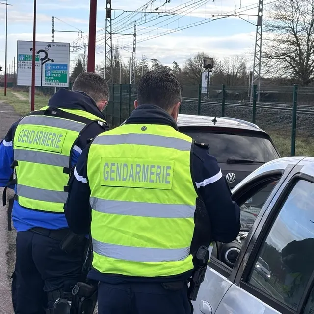 photo ce samedi 24 janvier 2026, des contrôles de gendarmerie sont effectués près du rond-point de béner, aux portes du mans (sarthe), en raison de la tenue d'une free party.  ©  ouest-france