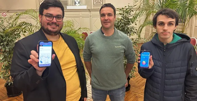 photo  nicolas zuntini et alexis peruzzi entourés de leur ancien professeur de bts à l’icssa de niort, david sallé, sont les créateurs de l’url répertoriant les 44 commerces signataires de la charte autisme friendly.  &copy;  co - cheyenne tyrakowski 