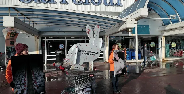 photo  les militants se sont installés devant les portes d’entrées du magasin carrefour de niort, quartier du clou bouchet.  &copy;  benoit felace 