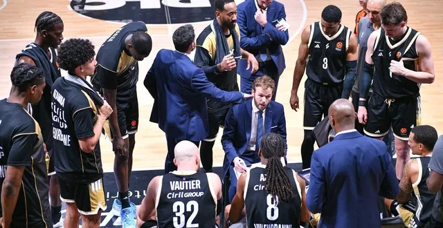 photo  pierric poupet, entouré de ses joueurs villeurbannais.  &copy;  maxppp 