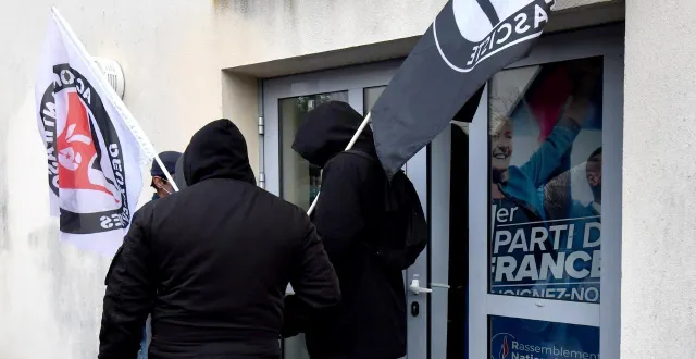 photo  les antifas des deux-sèvres participaient à la « contre réunion publique ».  &copy;  co 